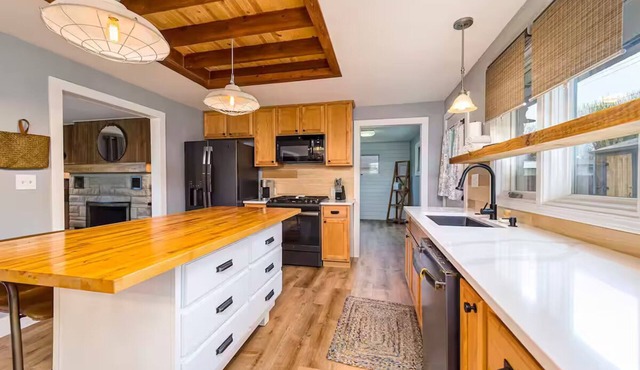 Cheerful & cozy farmhouse 2 bedroom home