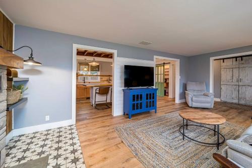 Cheerful & cozy farmhouse 2 bedroom home