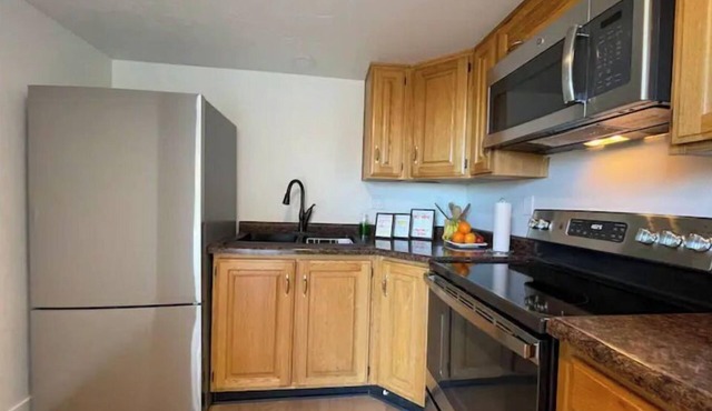 Cheerful Designer Condo w/City & Mountain Views