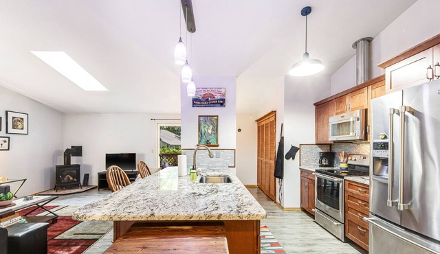 Cheerful, Dog-Friendly Home with Shared Hot Tub and Pool, Full Kitchen, & Deck