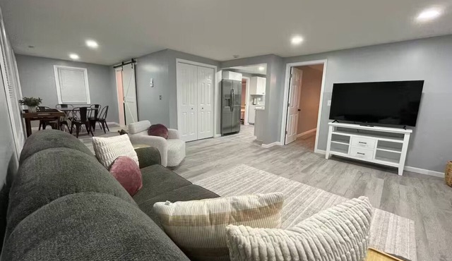 Cheerful Downtown Apt 2bd/1ba