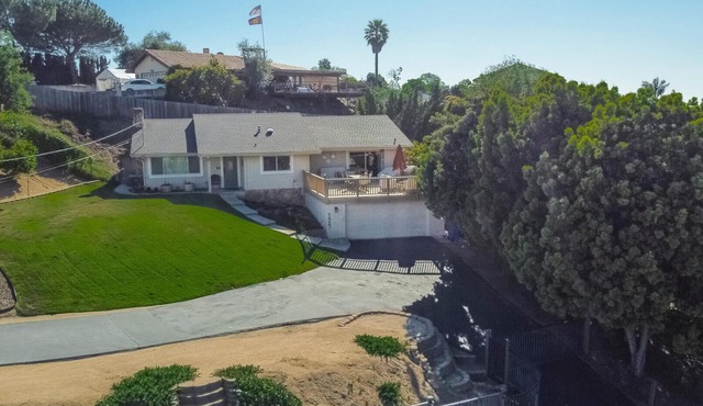 Cheerful Escape: Mountain Views, Fully Fenced, Game Room, Firepit, BBQ, & Office