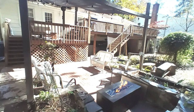 Cheerful Family-Friendly Home: Ample Outdoor Space