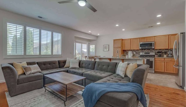 ☀Cheerful Family Getaway ~ Large & Sunny Backyard☀