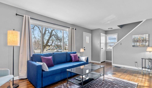 Cheerful Family Home 3 mins drive to UWindsor
