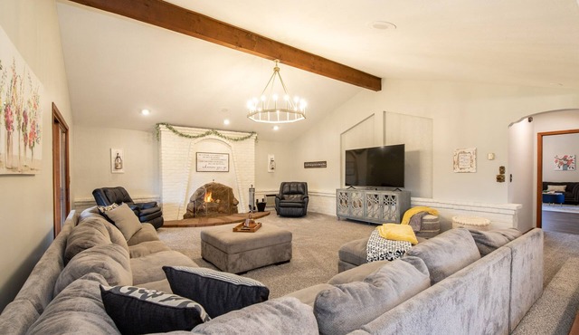 Cheerful Family Manor- Sleeps 25 w/hot tub and private pool in Amish Country