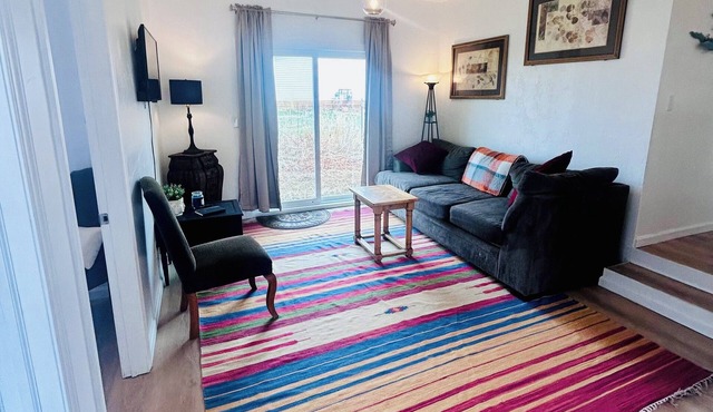 Cheerful Farmhouse Apartment!