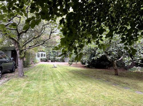 Cheerful Four Bedroom Cottage with Spacious Garden