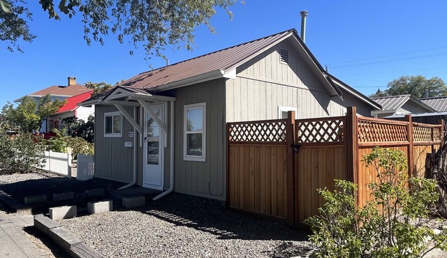 Cheerful historic Townsend Park bungalow in the heart of downtown!n
