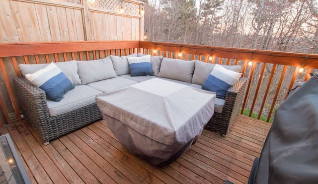 Cheerful home away from home in Dartmouth. Perfect for short term stays!