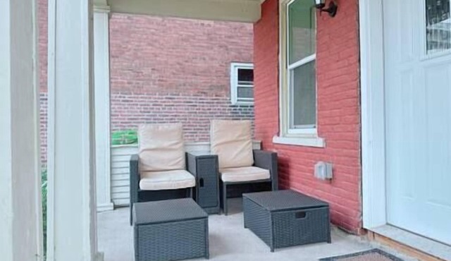 Cheerful home by Millwork District/Farmers Market