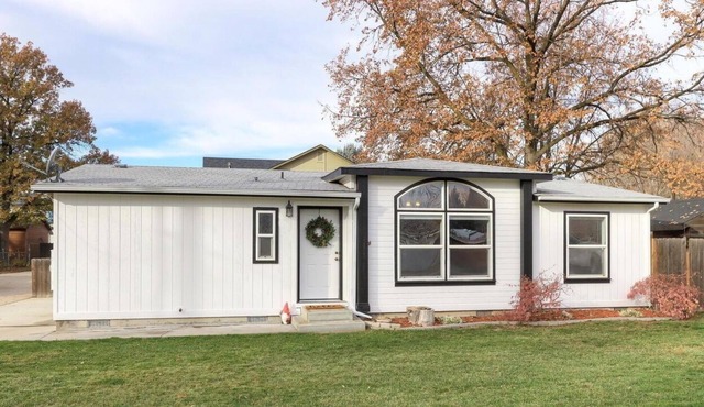 Cheerful home great location for explorer/relaxer.