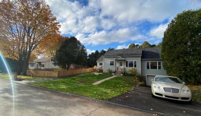 Cheerful home on large lot near lake and Montreal