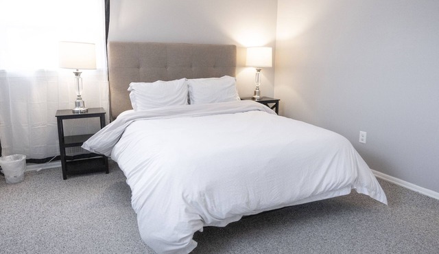 Cheerful home, Queen mattress, washer and dryer, 1.5 bathrooms, large backyard.