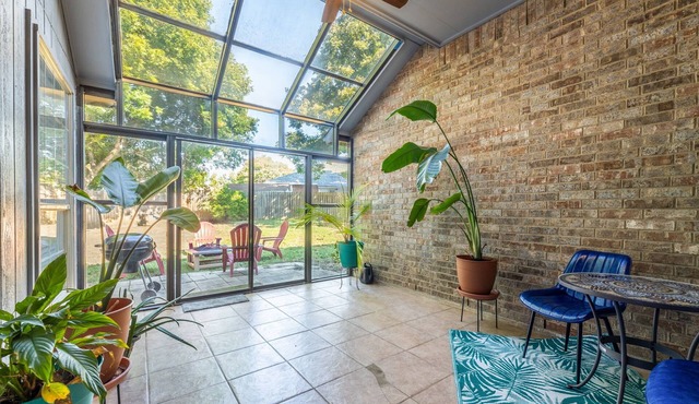 Cheerful Home w/Huge Private Fenced Yard, 6 Smart TVs, Games, & Big Rooms