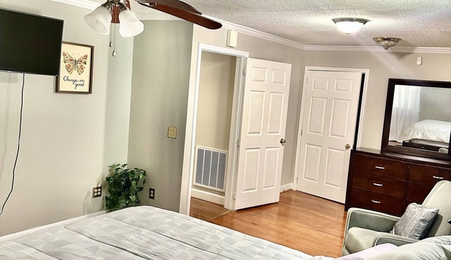 Cheerful home with plenty of privacy and entertainment room.