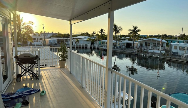 Cheerful home with waterfront canal and boat dock on Big Coppit key- 28 day min