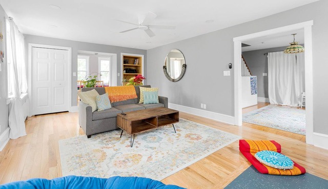 Cheerful house, big yard, large groups welcome