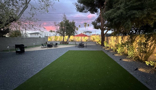 Cheerful House in Central Phoenix Enclosed Backyard Close to Airport 🛫❤️