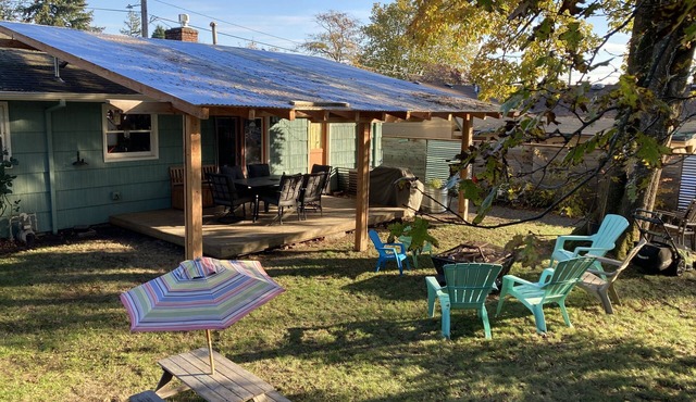 Cheerful House with awesome yard!
