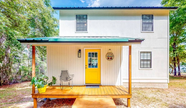 Cheerful lake house with a large deck, kayaks, washer/dryer, and central AC