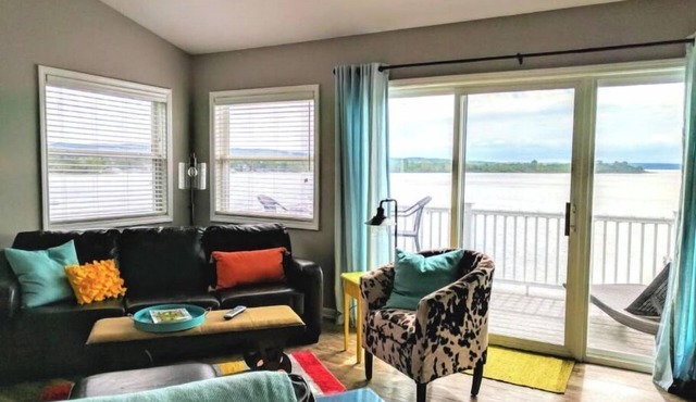 Cheerful Lakefront Condo Between 2 Lakes