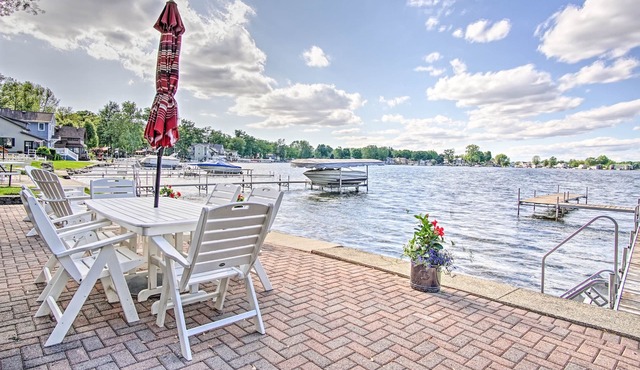Cheerful lakefront cottage with kayaks and fire pit