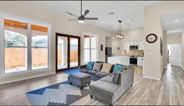 Cheerful Lakeside Retreat-Just Minutes to the lake