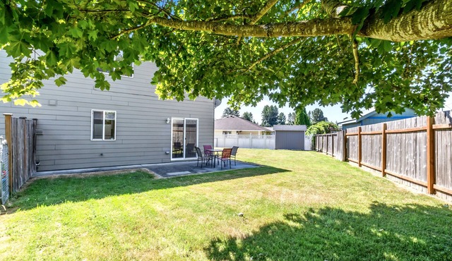 Cheerful, Large yard, Central!