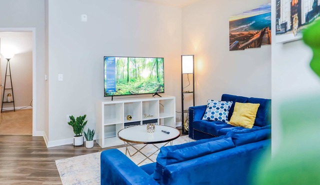 Cheerful Living in Fairfax- Free parking