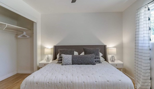 Cheerful Mid-Century Modern 3b/2ba