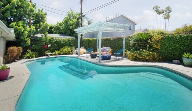 Cheerful mid mod 3 bedroom house w/pool, AC & fast wifi