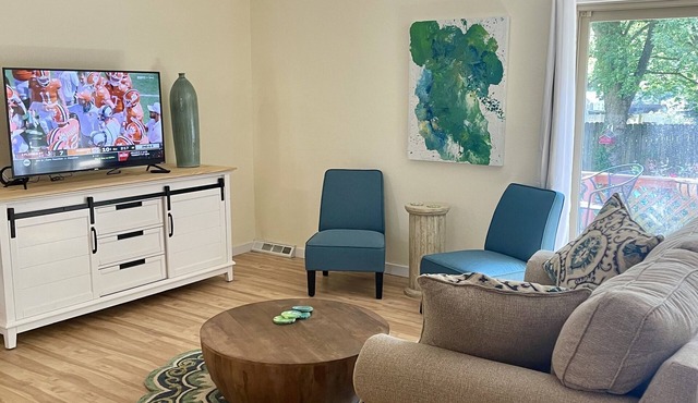 Cheerful mid-town home close to Bass Pro, shopping and local eateries.