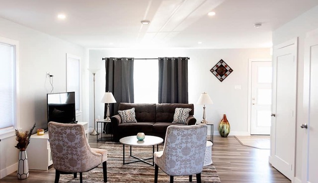 Cheerful & Modern 3bedroom townhouse w/Patio & Parking