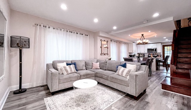 Cheerful & Modern Home w/a Walkout Deck Area