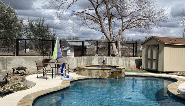 Cheerful oasis home with pool and hot tub. 2.5 miles from downtown.