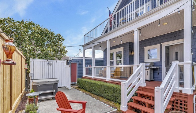 Cheerful Old Town 3 bedroom with hot tub & a view!