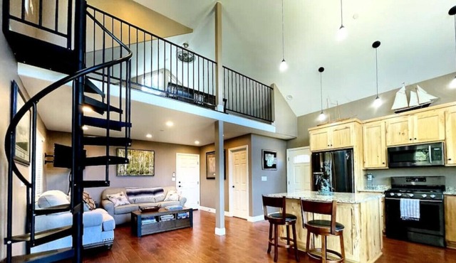 Cheerful one bedroom loft cabin close to wineries