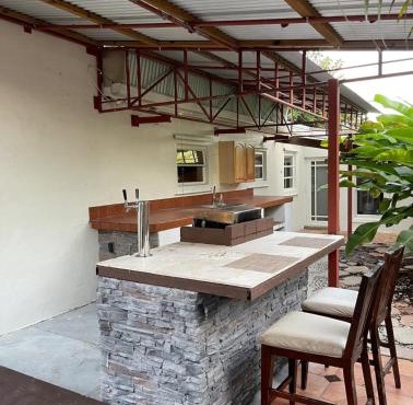 CHEERFUL PRIVATE ROOM 2 MILES AWAY FROM SUNNY ISLES BEACH