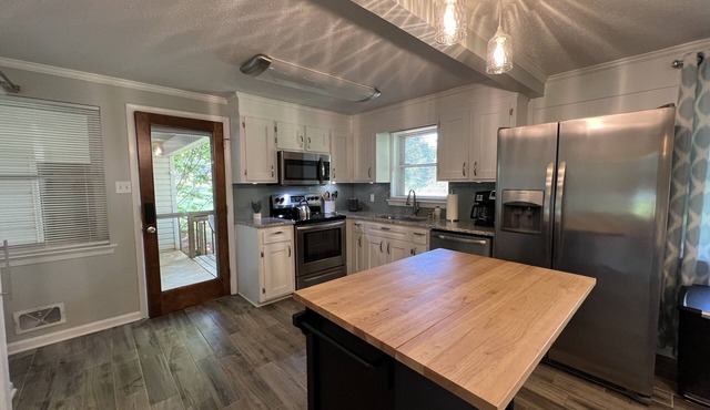 Cheerful, relaxing ranch in quiet neighborhood with fire pit