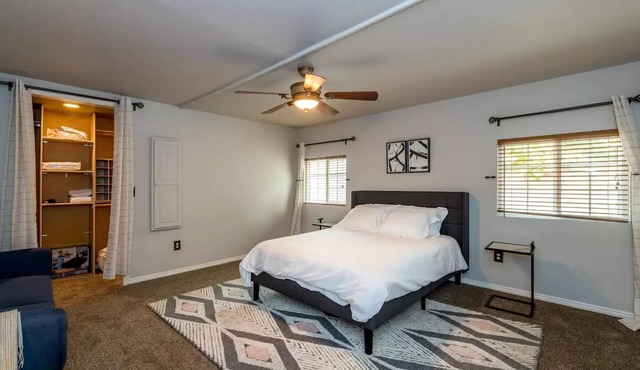 Cheerful & Remodeled - 2 miles from Fresno Airport