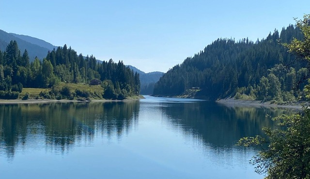 Cheerful riverfront cottage - views, recreation, relaxation!