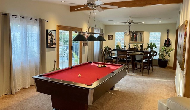 Cheerful Single Story 3-bedroom home w pool table