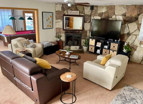 Cheerful Single Story 3-bedroom home w pool table