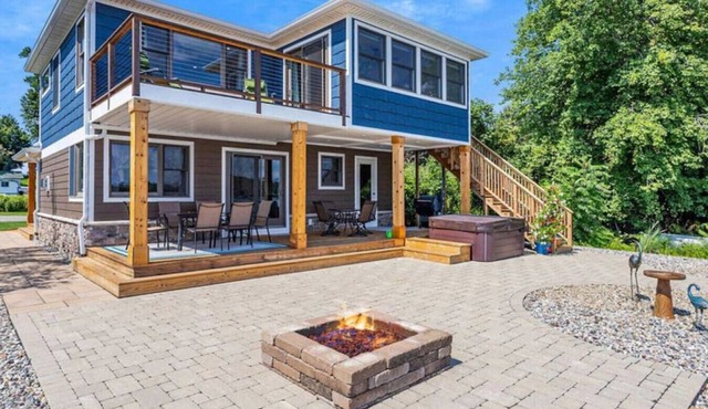 Cheerful Sister Lakes 4 BDR Lake Hse w/Hot tub.