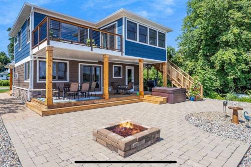 Cheerful Sister Lakes 4 bed room Lake House with Hot tub