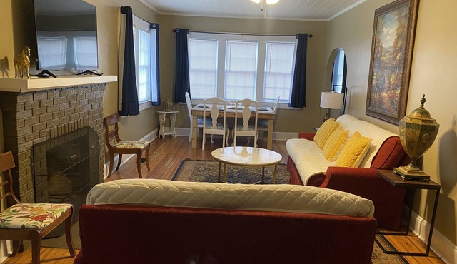 Cheerful Spacious 4 Bedroom 2 Bath & plenty parking