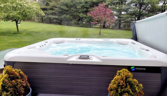 Cheerful & Spacious 4-bedroom Family Friendly Home with Hot tub