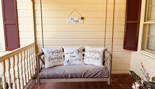 Cheerful, Spacious, and Cozy 2 bedroom home with fireplace