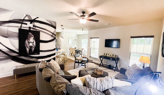 Cheerful spacious home-5 min to Bruce's Field/Downtown